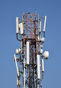 Antenna torony szektorsugárzókkal.