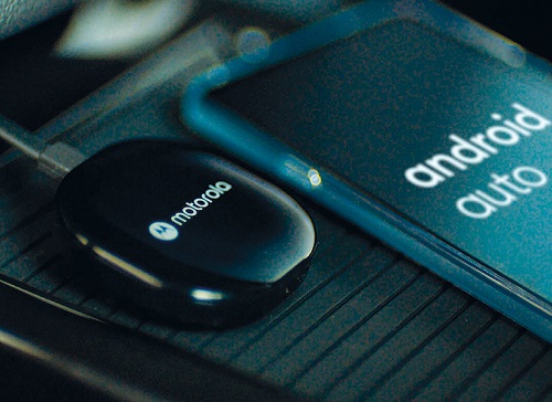 Motorola MA1 vezetek nelkuli autaadapter Android Auto rendszerhez autoban Tv_modern_hotel_szobaban